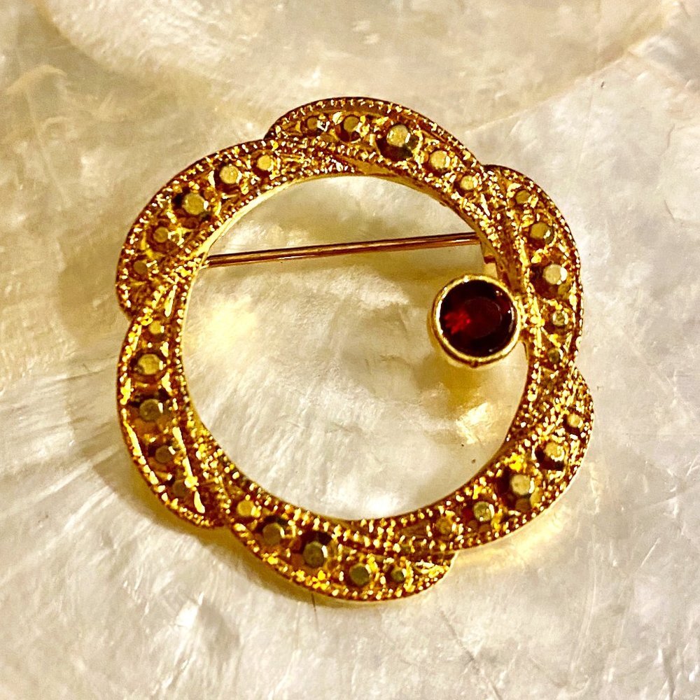 Vintage  Gold Tone Wreath Halo w Faux Garnet Brooch
